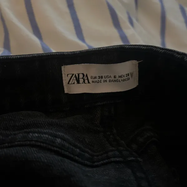 Zara Zara US size 6 Black denim shorts with frayed hem - Image 4