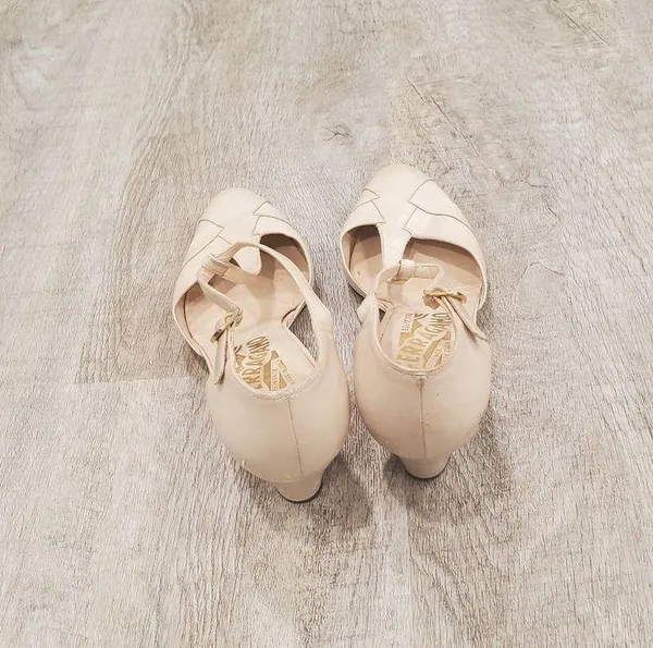 Salvatore Ferragamo Beige Leather Heels Made in Italy - Image 10