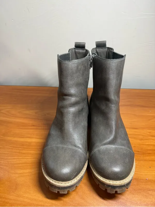 Time and Tru Chunky Black Chelsea Boots Lug Sole Grey Slip On Bootie W10‎ - Image 2
