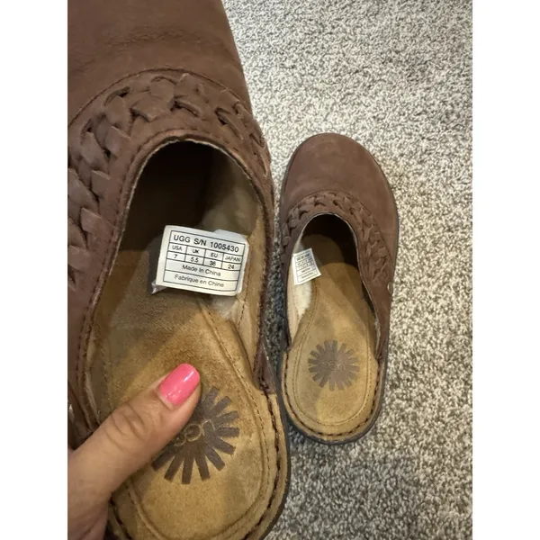 UGG Women's Brown Leather‎ Clog Mules Slip On Sherpa Shearling Lined Sz 7 - Image 3