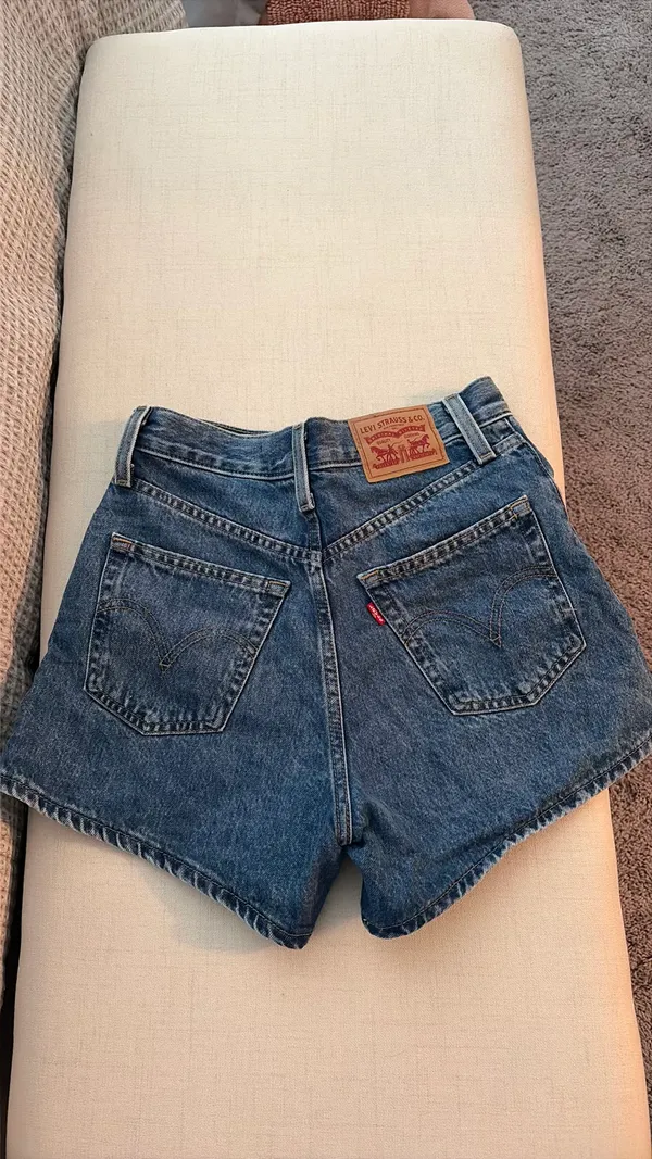 High-Waisted Levi’s Mom Shorts - Image 3
