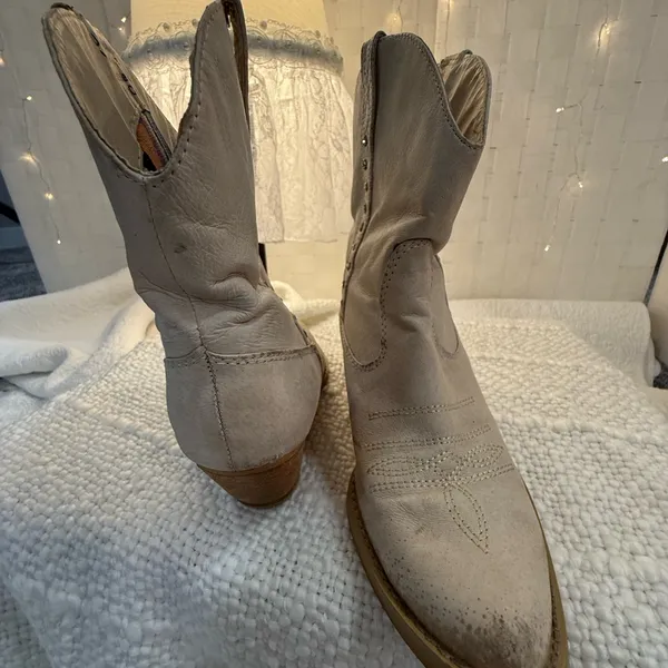 Volatile Cream Ankle Booties Size 6 - Image 3