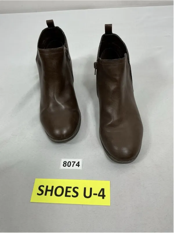 Womans Excellent Condition American Rag Cadee Ankle Bootie 8W Brown - Image 2