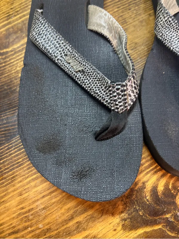 Reef black flip flops size 9 - Image 4