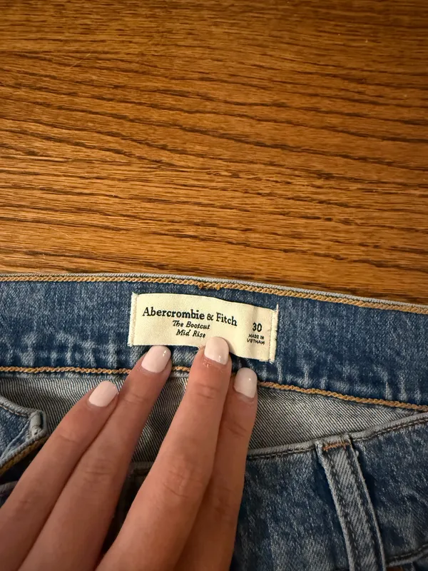Mid-Rise Bootcut Abercrombie Jean - Image 5