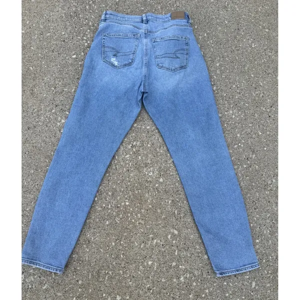 American Eagle Mom Straight Distressed Jeans Medium Wash Stretch‎ Size 4 Regular - Image 6