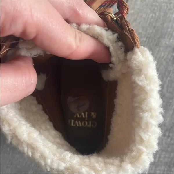 Crown & Ivy Size 7.5 Sherpa Lined Lace Up Boots. - Image 4