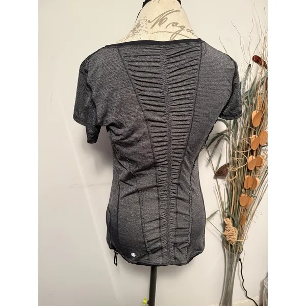 Lululemon short-sleeved running Reversible shirt Grey/Neckline unique pattern 8‎ - Image 3