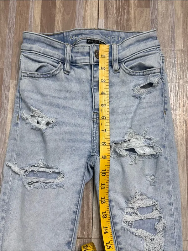 American Eagle Women’s Distressed High Rise Light Wash Jeans Size 000 Short - Image 2