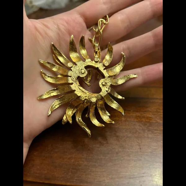 Very large chunky jewelry gold tone fashion jewlery necklace - Image 3