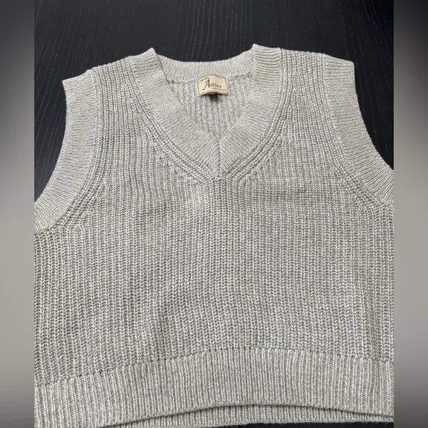 Grey sweater vest -Original by ashley 26 international - Image 2
