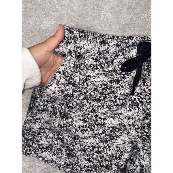 Athleta Farallon Shorts black and white size medium - Image 6