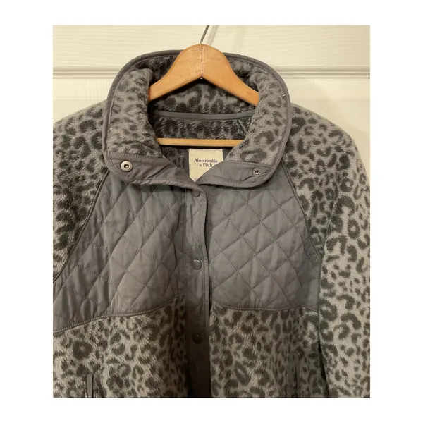 Abercrombie & Fitch Charcoal Gray Quilted Leopard Snap Button Fleece, M - Image 4