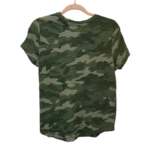 Old Navy EveryWear Green Camo Crewneck T-Shirt Medium‎ - Image 2