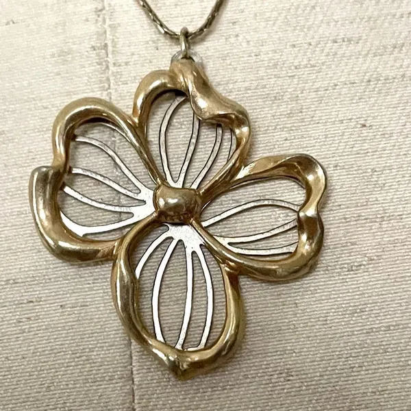 Avon vintage dogwood flower silver and gold tone pendant necklace - Image 3
