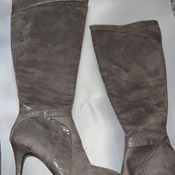 Amelia Grace knee high gray side zip heeled boots. Size 9M - Image 2