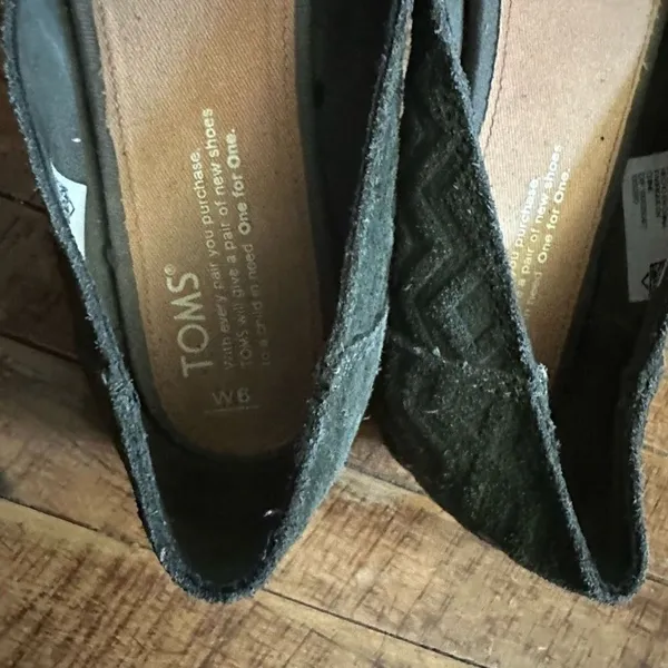 Tom’s minimalist black chevron slip on normcore size 6 shoes - Image 2