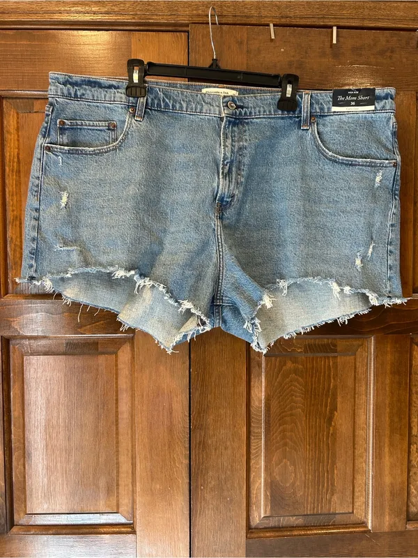 NWT Abercrombie High Rise The Mom Short Curve Love Denim Cutoff Shorts‎ Size 36 - Image 2