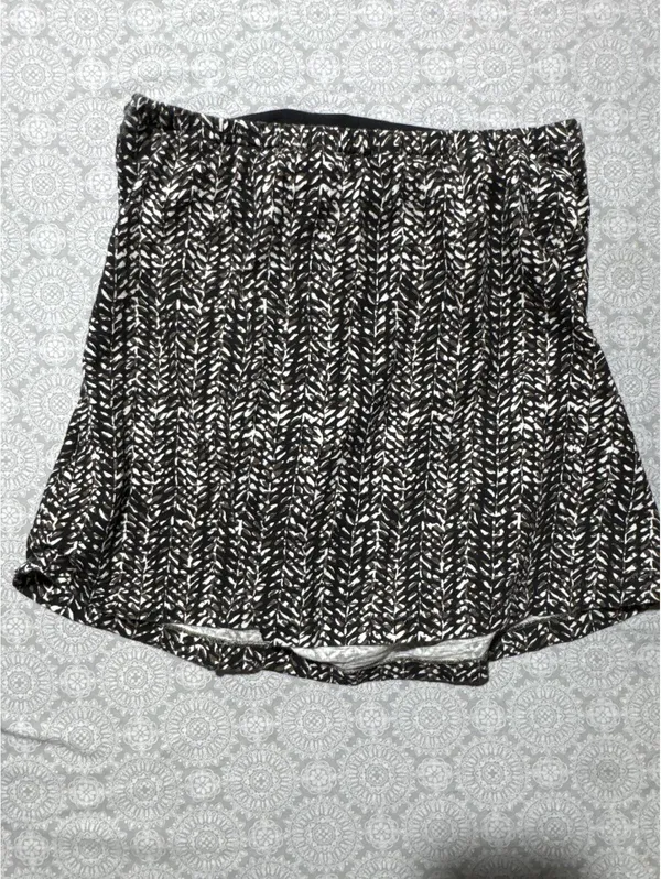 Banana Republic Black and White Patterned Halter Crop Top - Image 5