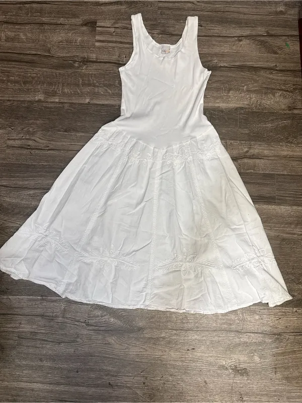 Classic White Sleeveless Midi Dress with Embroidered Skirt - Image 2