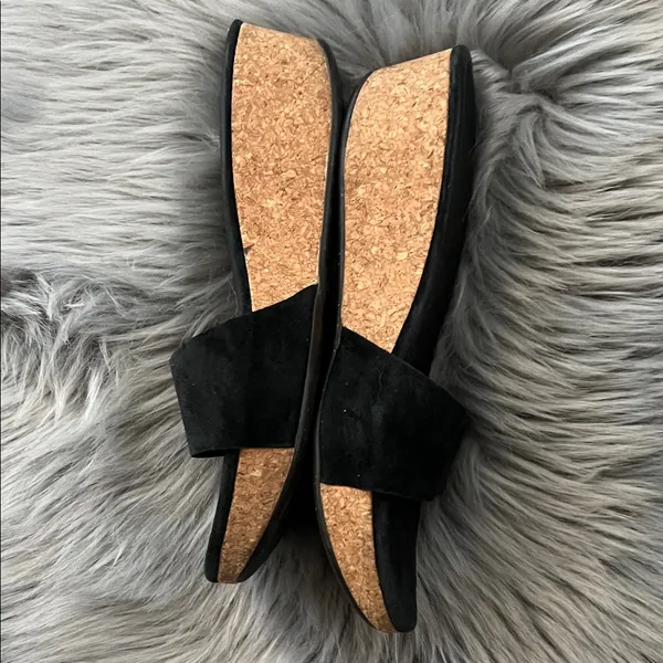 VGUC UGG Women's Black Slide Sandals Suede sz 8 - Image 3