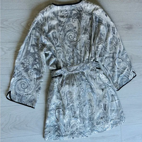 Morgan Taylor Intimates Black and White Paisley Robe Size M Midi Length Tie Belt - Image 4