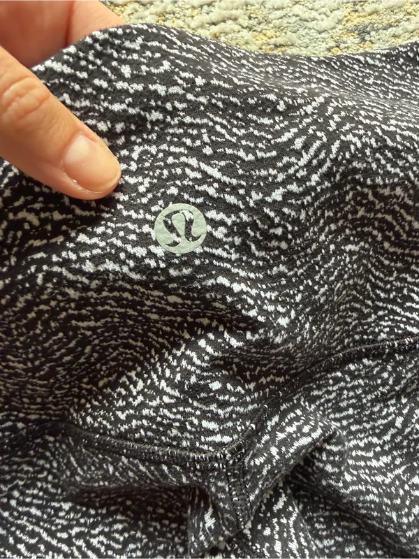 Lululemon 3/4 Leggings size 6 - Image 4