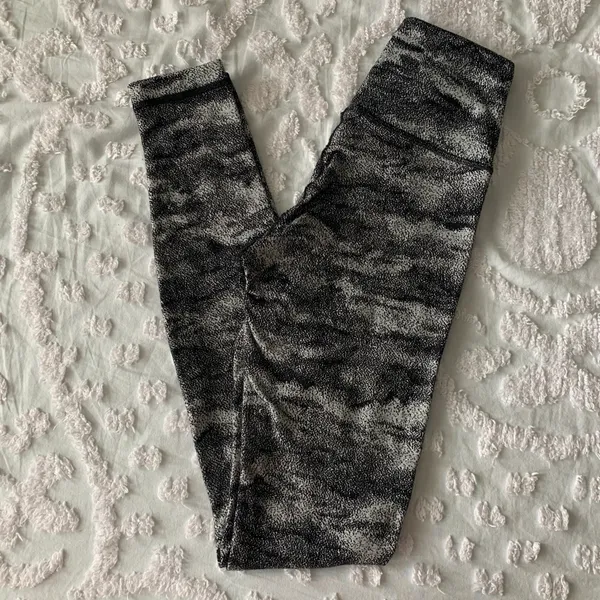Lululemon Women’s 2 Wunder Under High-Rise Tight 28" Misted Jacquard Black White - Image 2