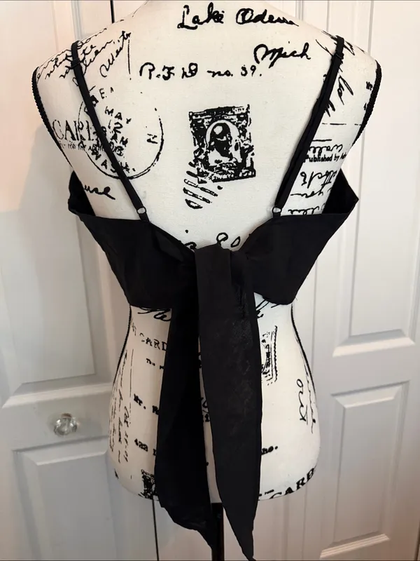 Cupshe Black Cropped Embroidered Tank with White Detail - Image 4