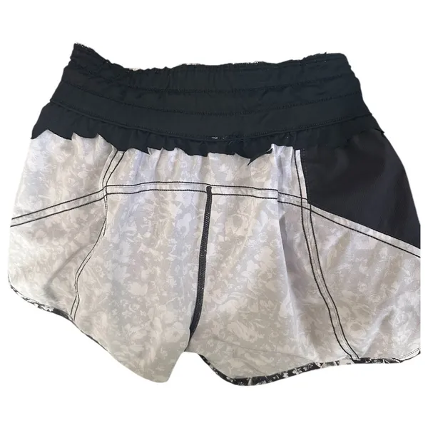 Lululemon Tracker Short V (4") Size 4 - Image 13