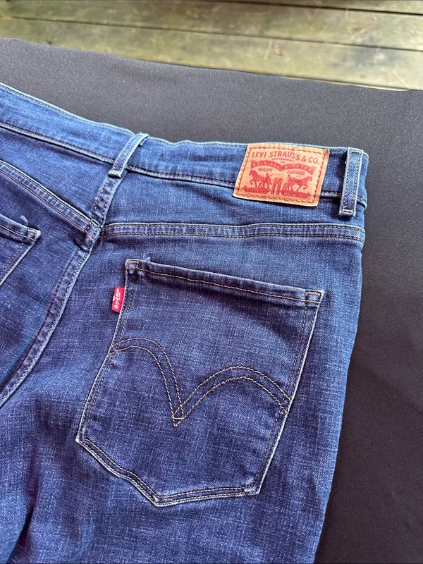 Womans Classic Capi Jeans - Blue - Image 5