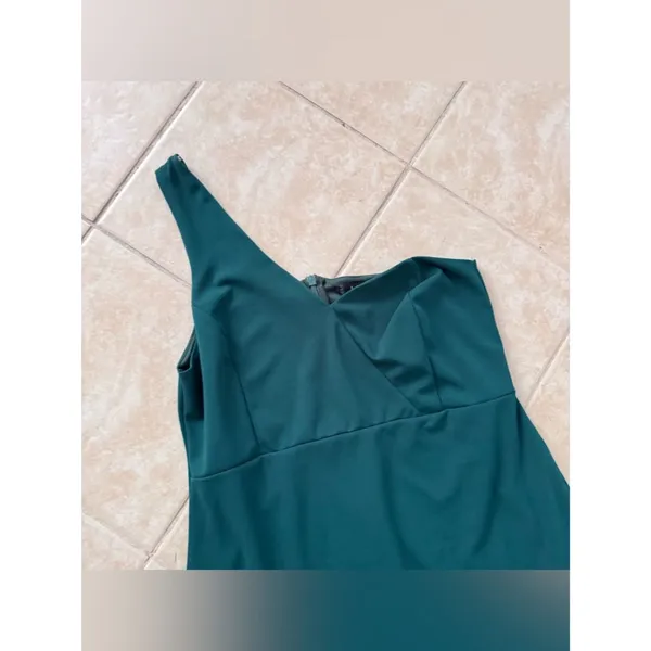 Lulus emerald green one shoulder maxi dress - Image 4
