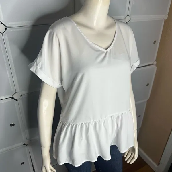 Bobeau Solid V-Neck Ruffle Hem Blouse Size Medium - Image 10