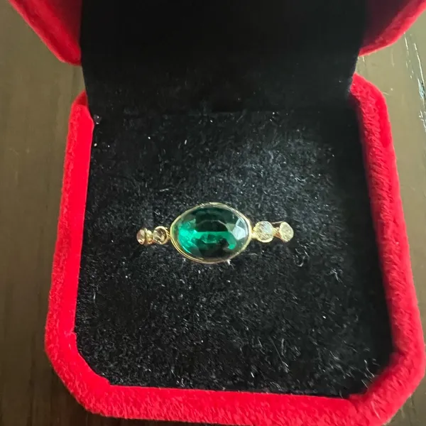 Ladies Gorgeous Golden with Faux Emerald Gemstone Ring Size 8 - Image 2