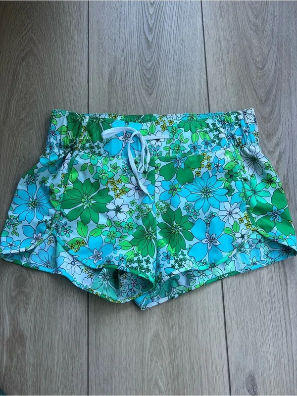 HURLEY AQUAS WILD BLOOM 2.5” BOARDSHORTS Women’s Floral Swim Short - Green Multi - Image 3
