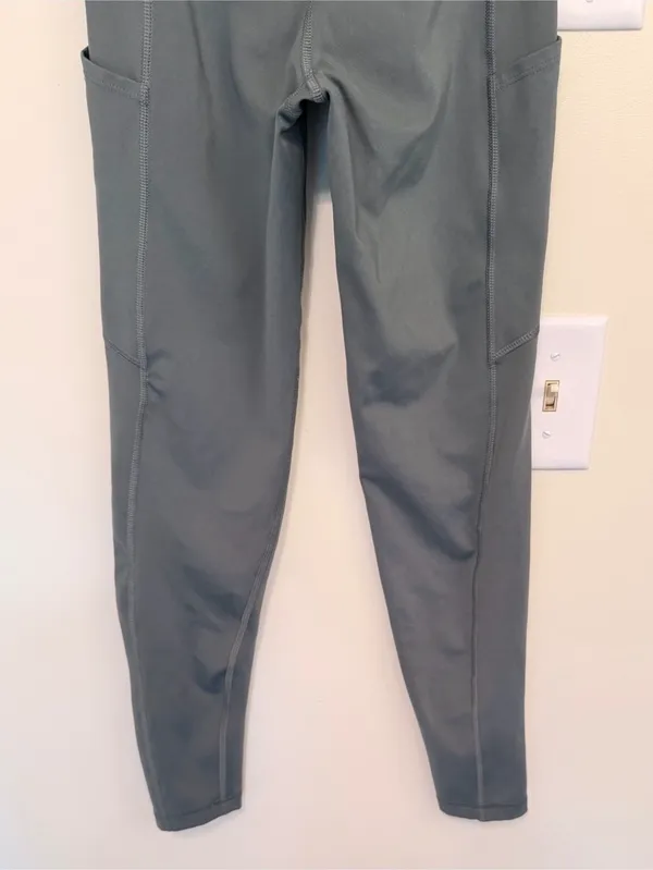 American Eagle Outfitters green high waisted everyday pocket legging - Image 7
