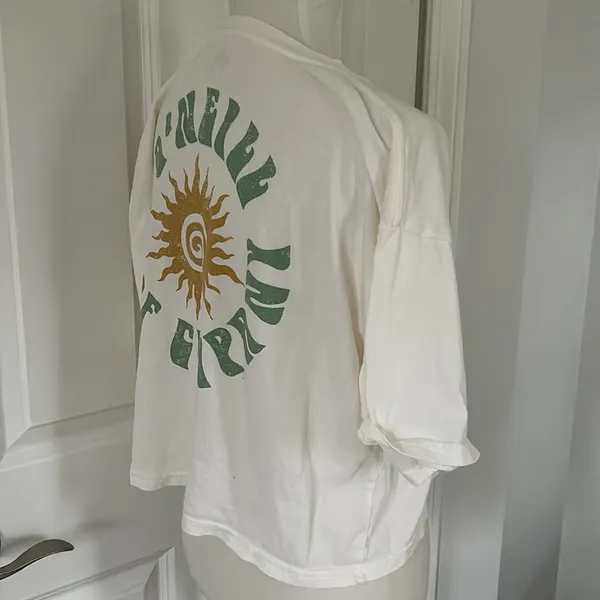 Cute White O’Neill Surf Crop Tee - Image 5