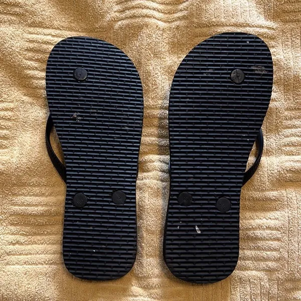 Custom designed rubber flip flops size 6 EUC No box Brown - Image 4