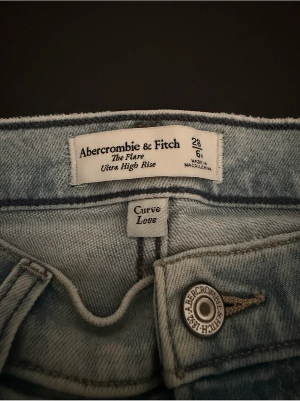 Abercrombie Curve Love Flare Ultra High Rise jeans. Women’s 6 - Image 3