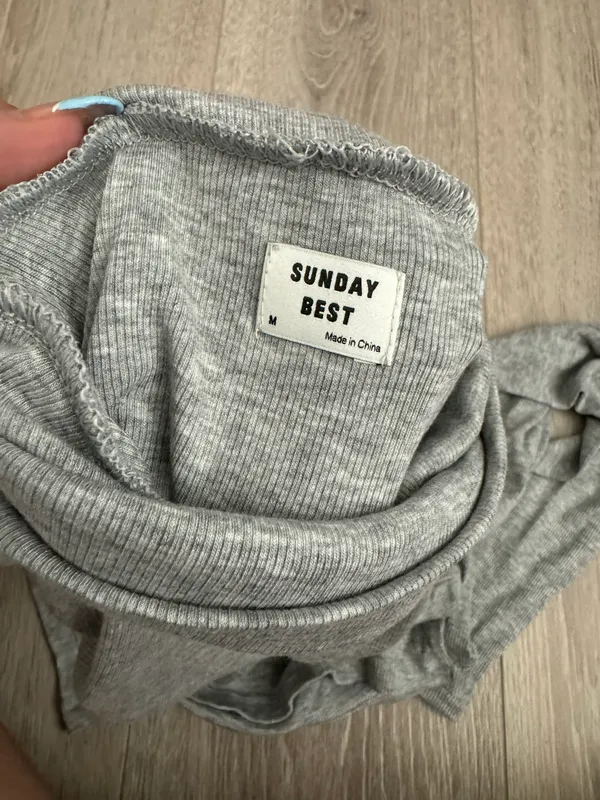 Aritzia Cropped Gray Turtleneck Long Sleeve - Image 4