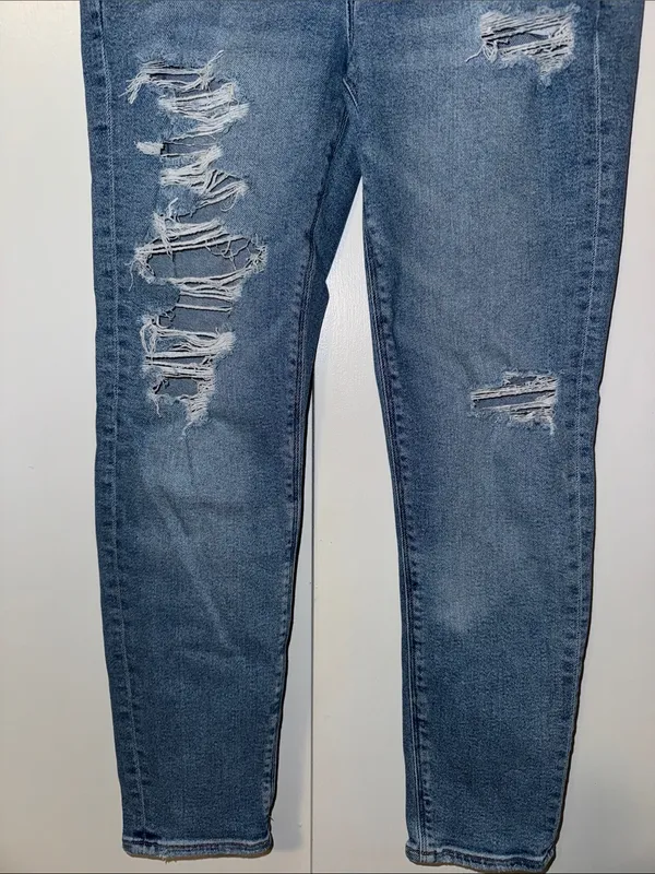 American Eagle Mom Jeans Light Wash High Rise Denim Women’s Size 2 - Image 3