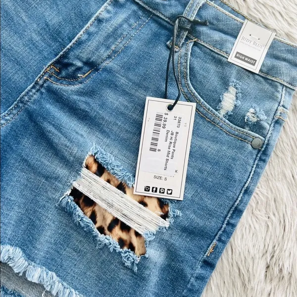 NWT Judy Blue denim distressed Leopard patch shorts size small New High Waist - Image 2