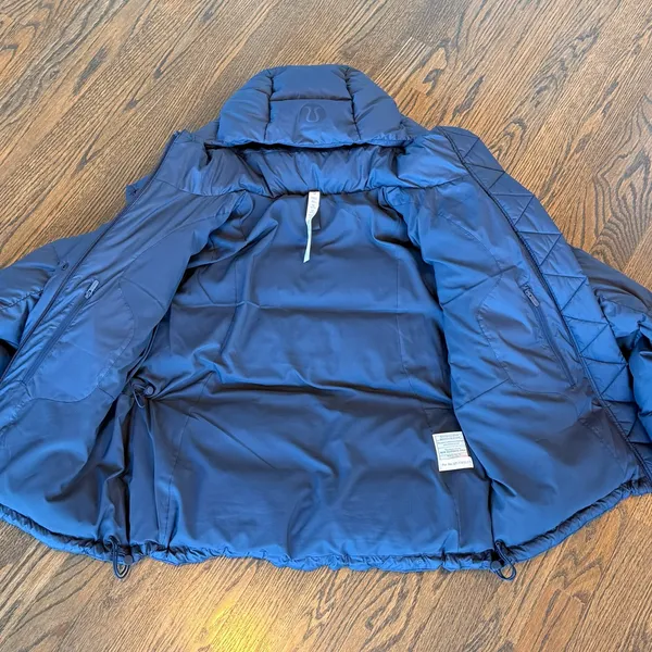 Lululemon Wunder Puff Jacket Wordmark True Navy size 4 NWOT RARE - Image 10
