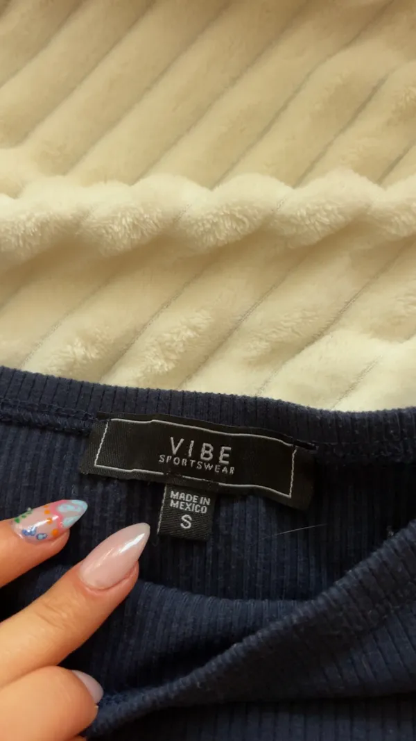 City Vibe Navy blue off the shoulder crop top in a S - Image 2