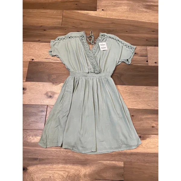 Davi & Dani Dress Size M Sage Green Lace Trim Blouson V Neck Mini New With Tag - Image 4