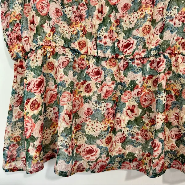Gilli Women’s Short Sleeve V Neck Floral Print Blouse Blue Pink Size Large EUC - Image 3