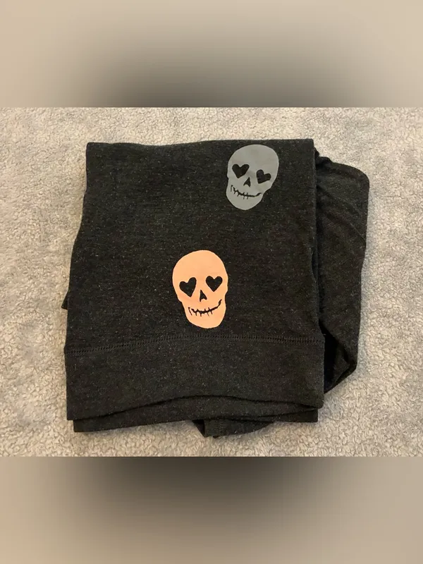 Women’s Live Love & Dream Black Crewneck with Gray and Peach Skull Prints Size M - Image 5