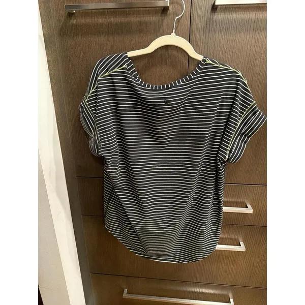 Lululemon women's short sleeve Stripe size 12 - Image 4