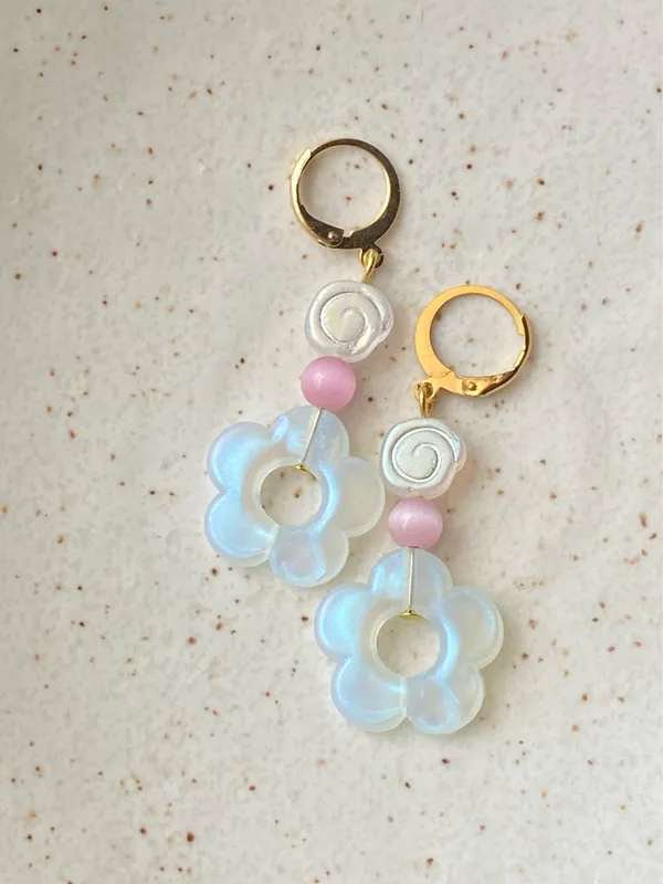 Handmade cute flower & Czech glass swirl beads dangle earrings 💐🌀🩵 - Image 7