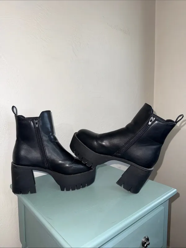 Madden Girl Black Chunky Platform Chelsea Boots Size 6 - Image 5